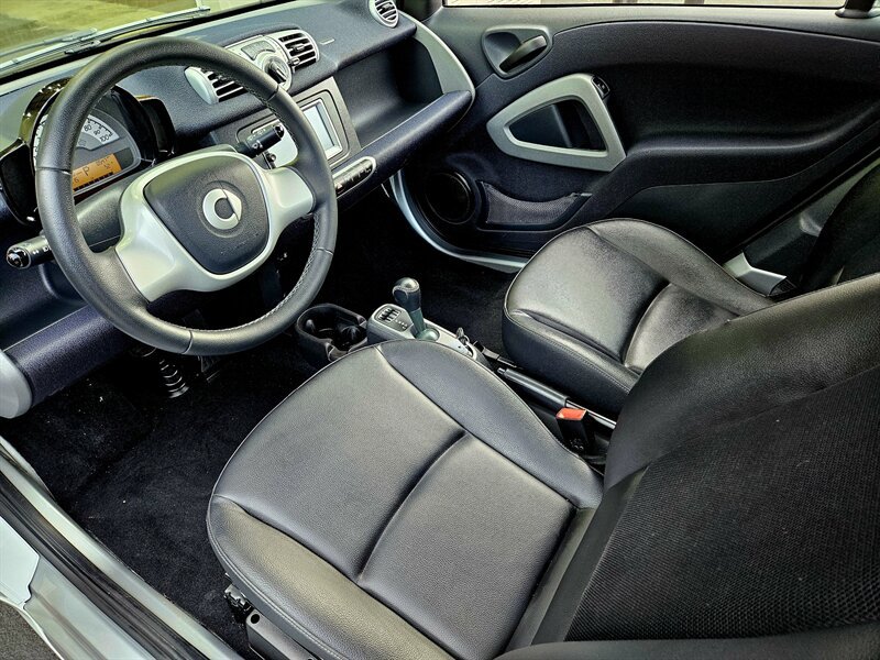 Used 2015 smart fortwo passion RWD image 17