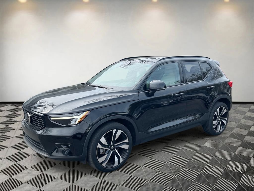 Used 2023 Volvo XC40 B4 Plus w/ Driver Assist Package image 7