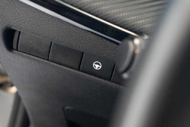 Used 2025 Nissan Kicks SR AWD/4WD image 10