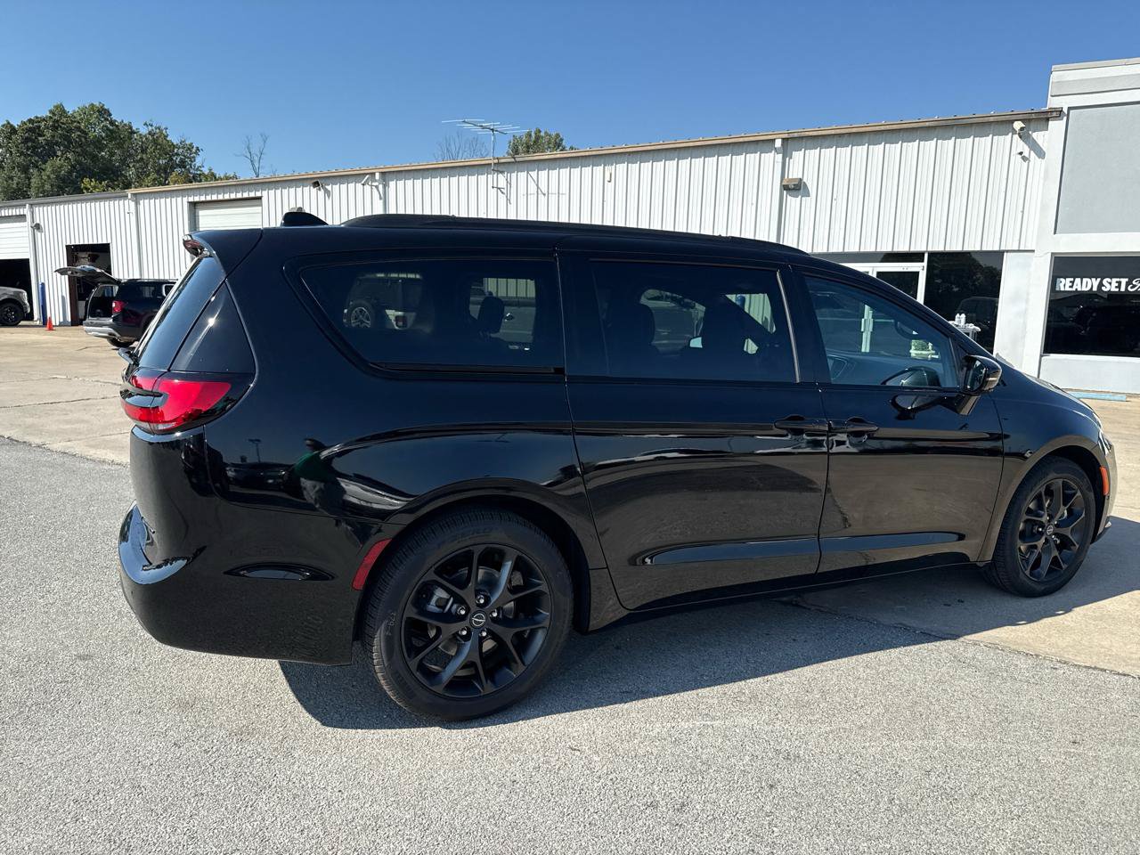 New 2026 Chrysler Pacifica Limited w/ S Appearance Package FWD image 4