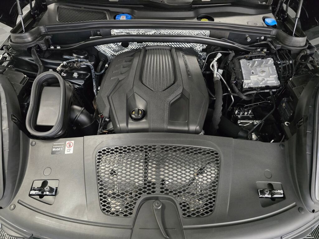 Certified 2025 Porsche Macan image 11