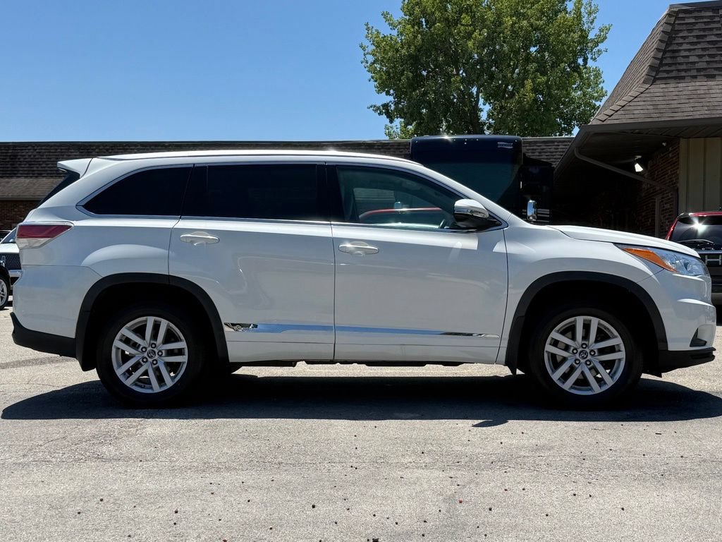 Used 2016 Toyota Highlander LE AWD/4WD image 6