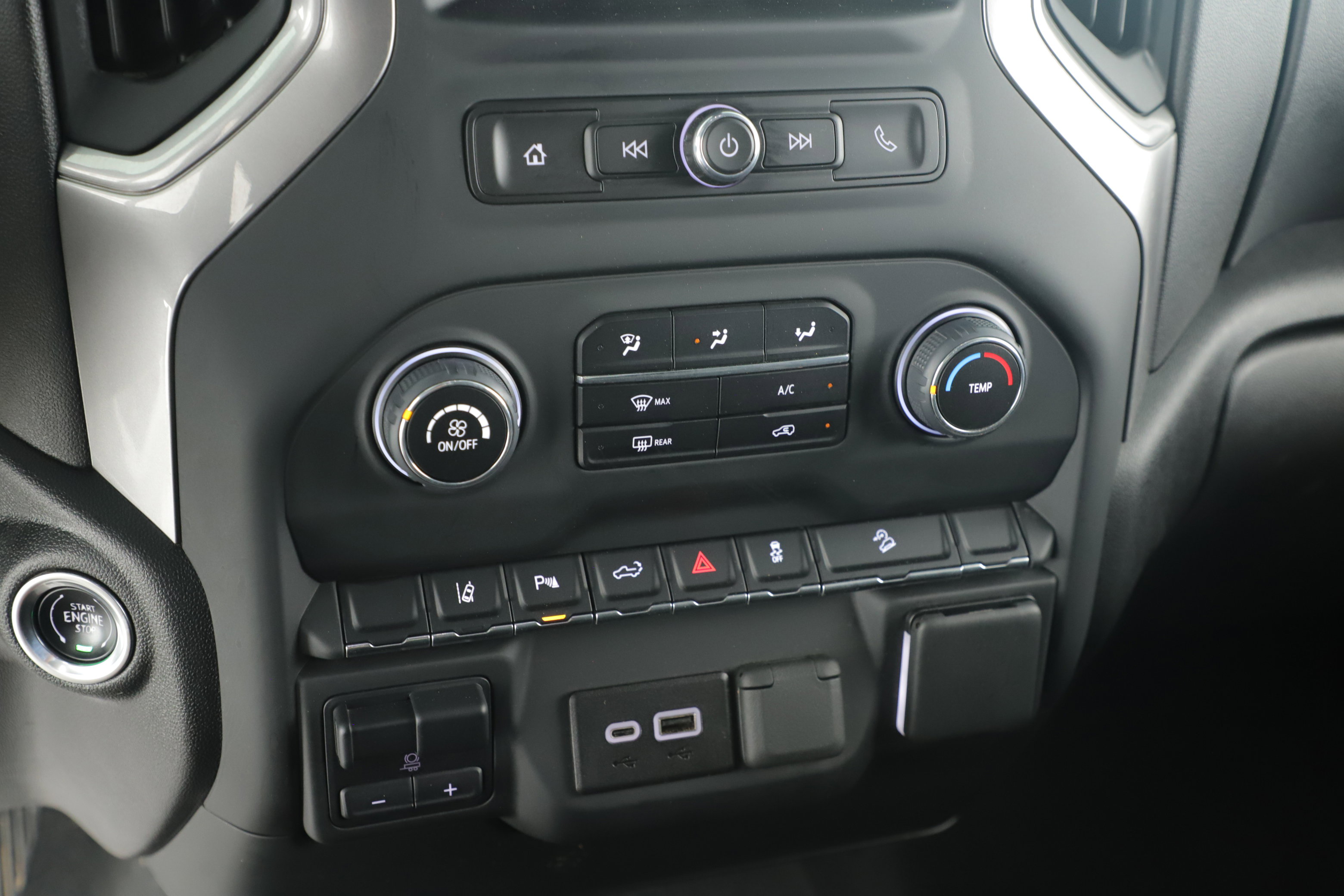 Used 2024 Chevrolet Silverado 2500 Custom w/ Custom Value Package image 8