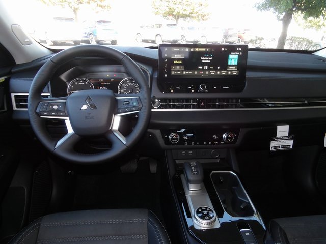 New 2025 Mitsubishi Outlander SE image 14