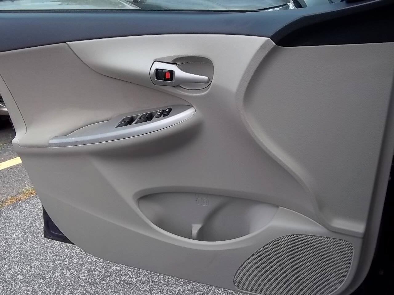 Used 2013 Toyota Corolla LE FWD image 13