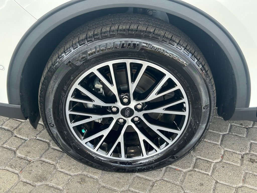 Certified 2024 Ford Escape SE w/ PHEV Premium Package FWD image 19