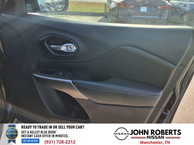 Used 2020 Jeep Cherokee Latitude w/ Mopar Interior Package image 18