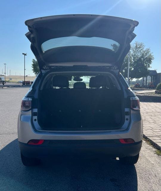 Used 2022 Jeep Compass Latitude FWD image 24