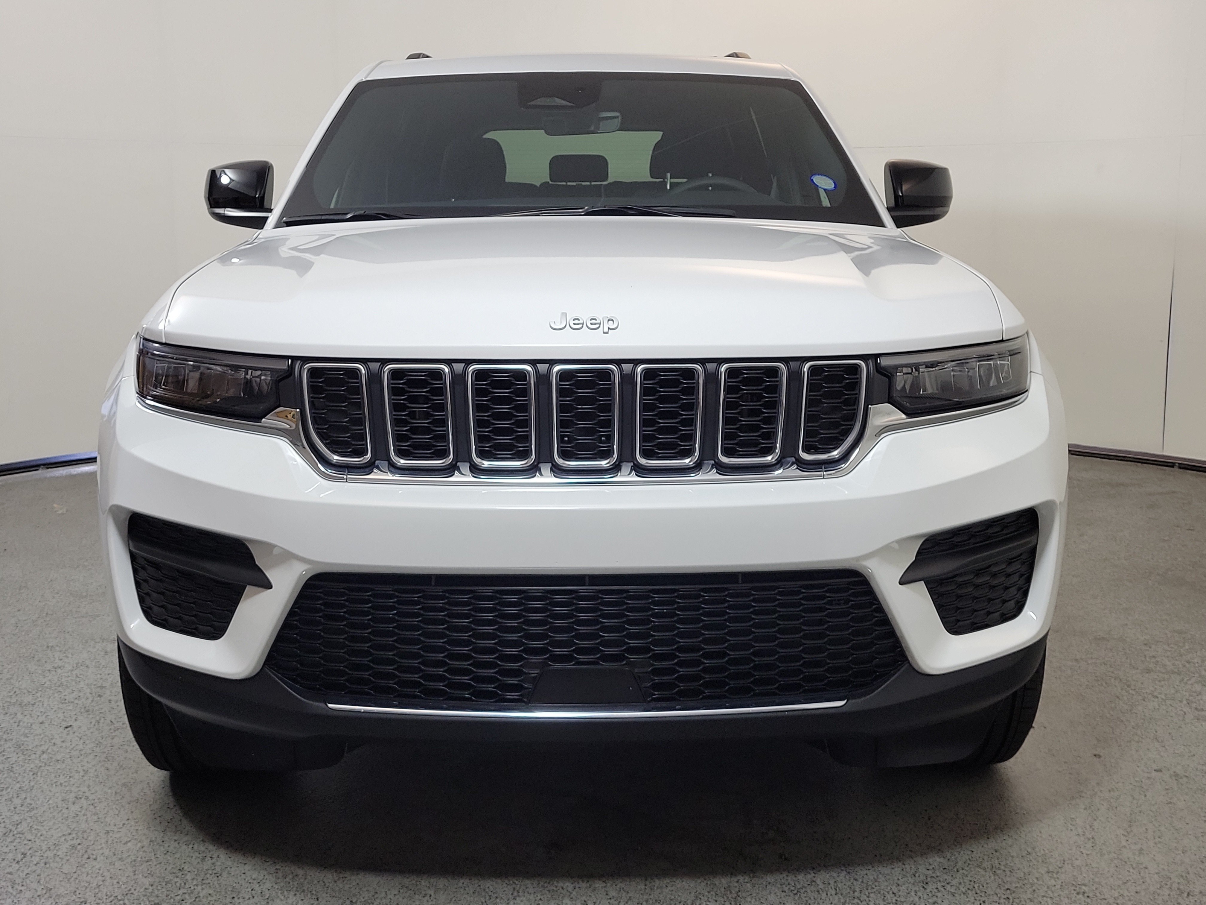 Used 2025 Jeep Grand Cherokee Laredo X RWD image 2