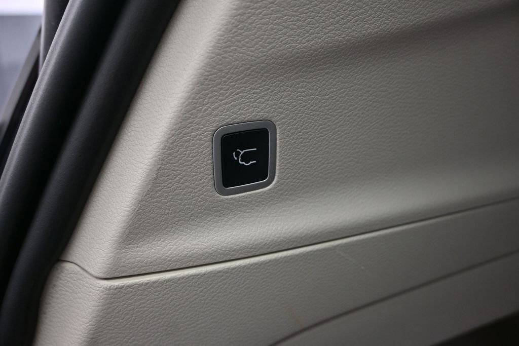 Used 2023 Chrysler Pacifica Touring-L FWD image 34