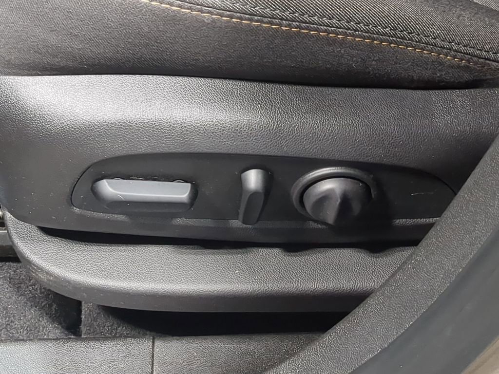 Used 2019 Chevrolet Equinox LT FWD image 21