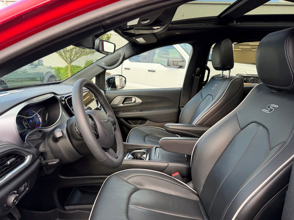 Used 2025 Chrysler Pacifica Premium FWD image 9