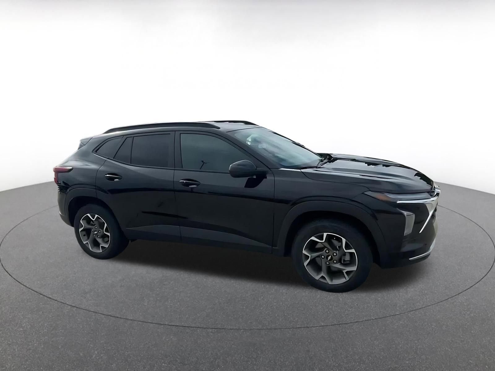 Used 2025 Chevrolet Trax LT w/ LT Convenience Package image 2