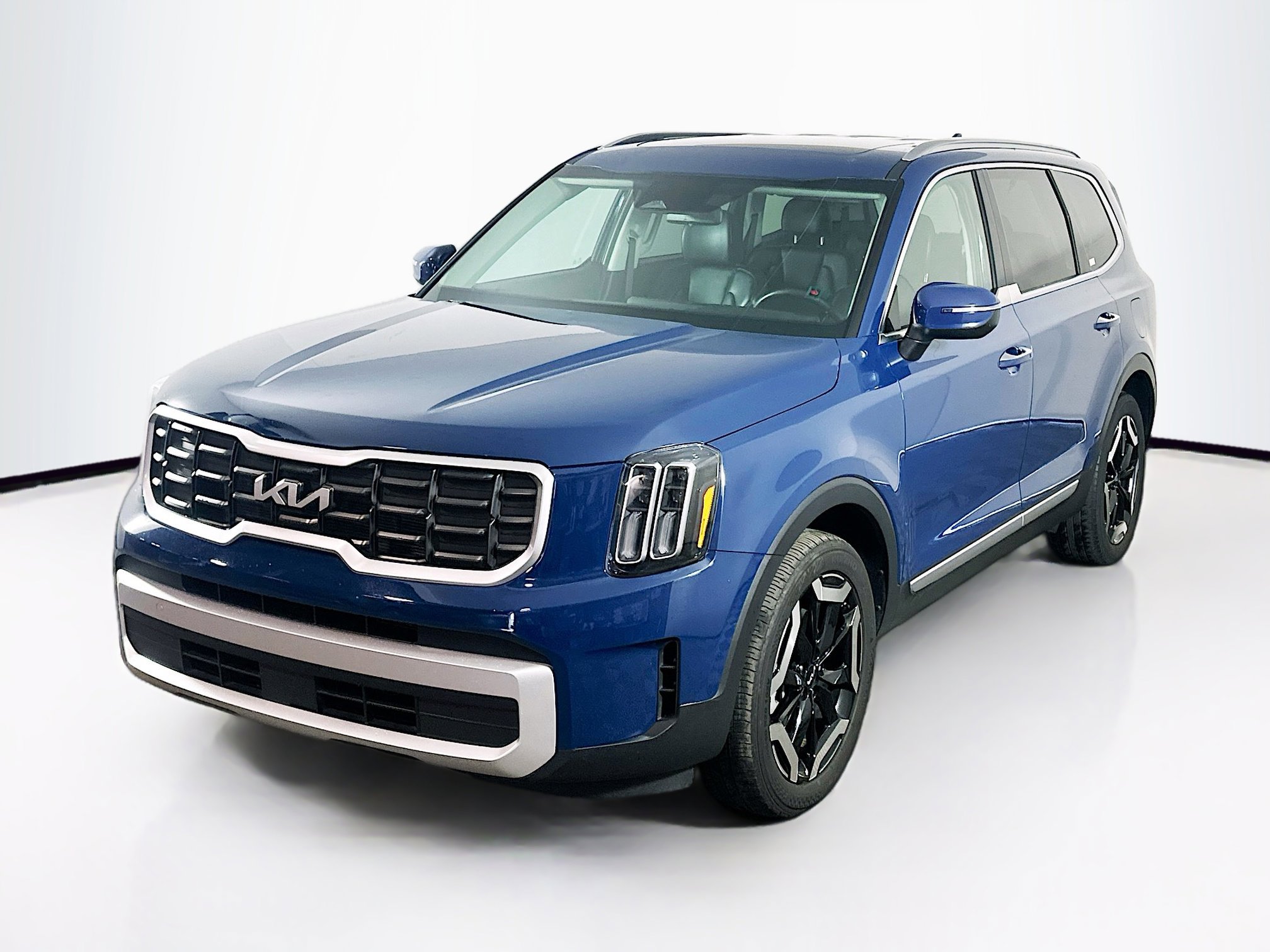 Used 2025 Kia Telluride S FWD image 3