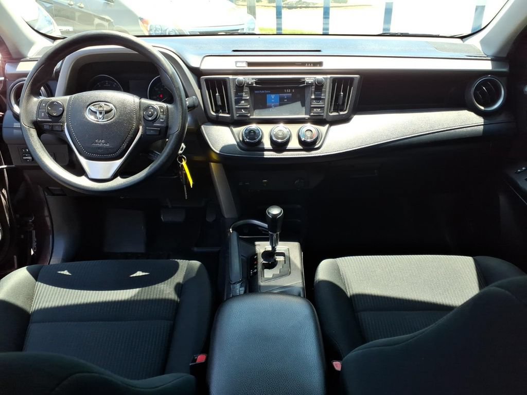 Used 2018 Toyota RAV4 LE FWD image 5