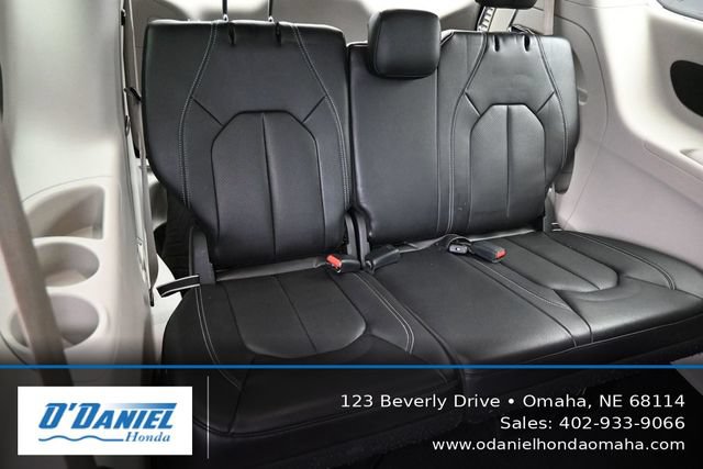 Used 2022 Chrysler Pacifica Touring-L FWD image 43