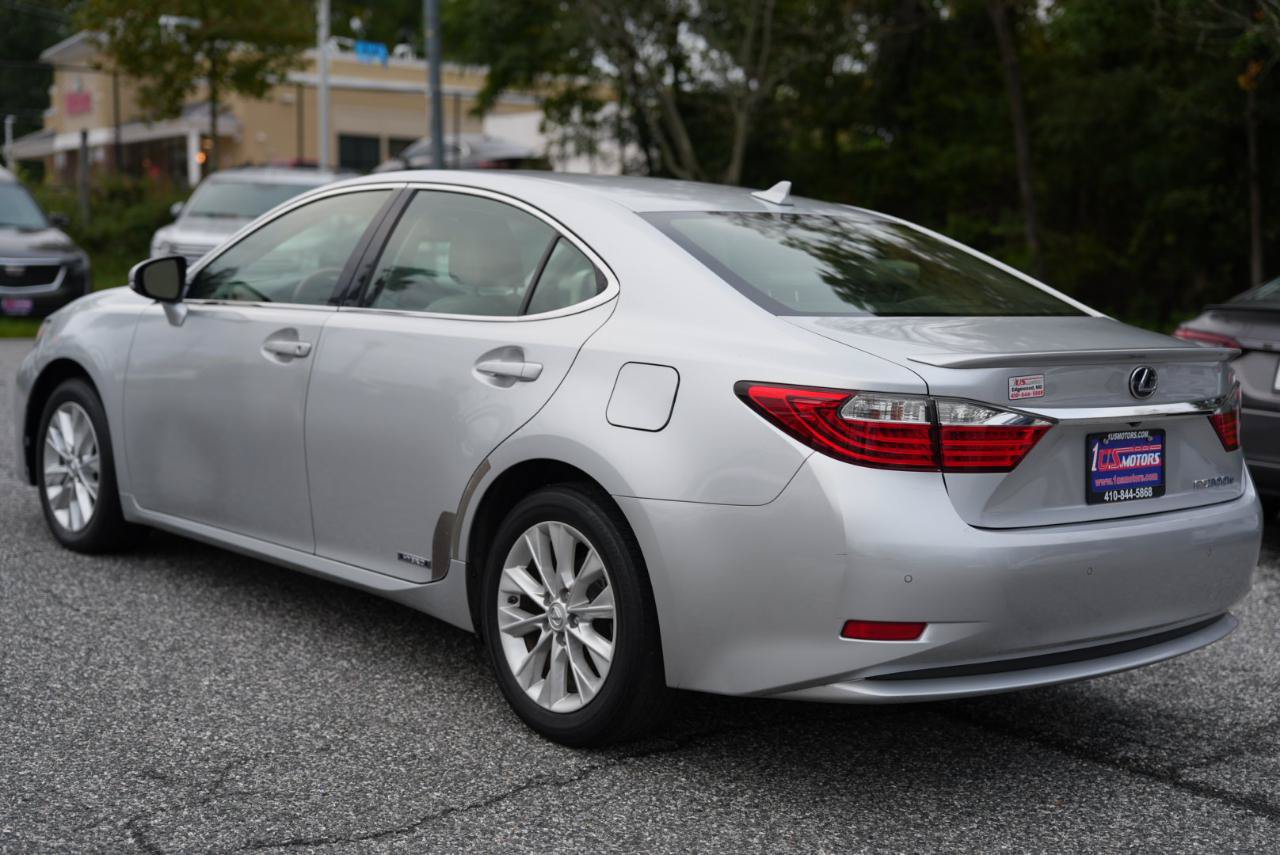 Used 2013 Lexus ES 300h w/ Luxury Pkg FWD image 9