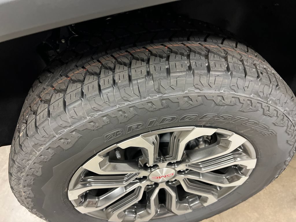 New 2026 GMC Canyon Denali w/ LPO, Black Badging Package AWD/4WD image 9