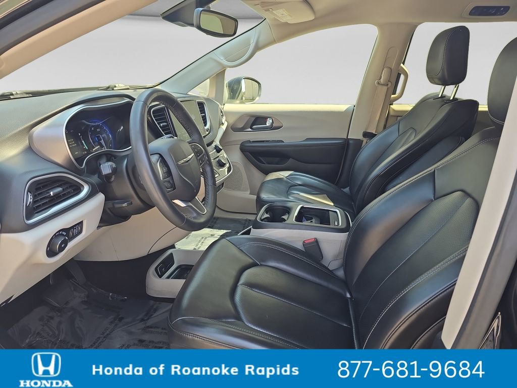 Used 2023 Chrysler Pacifica Touring-L image 10