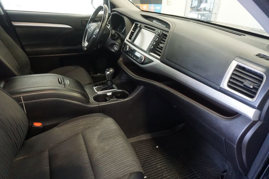 Used 2018 Toyota Highlander Plus AWD/4WD image 22