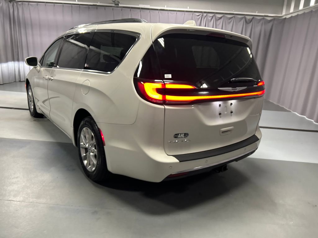 Used 2021 Chrysler Pacifica Touring-L FWD image 5