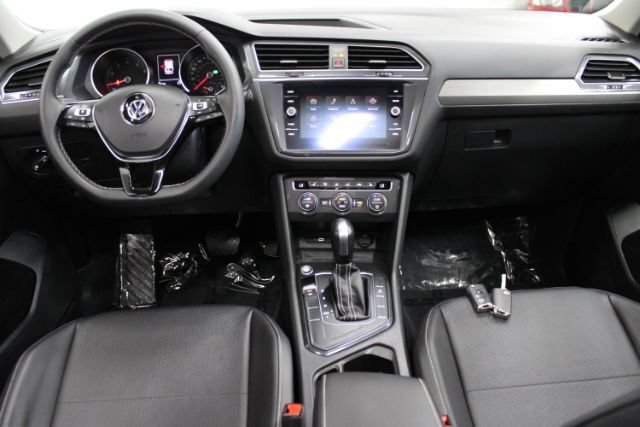 Used 2021 Volkswagen Tiguan SE w/ Panoramic Sunroof Package FWD image 2