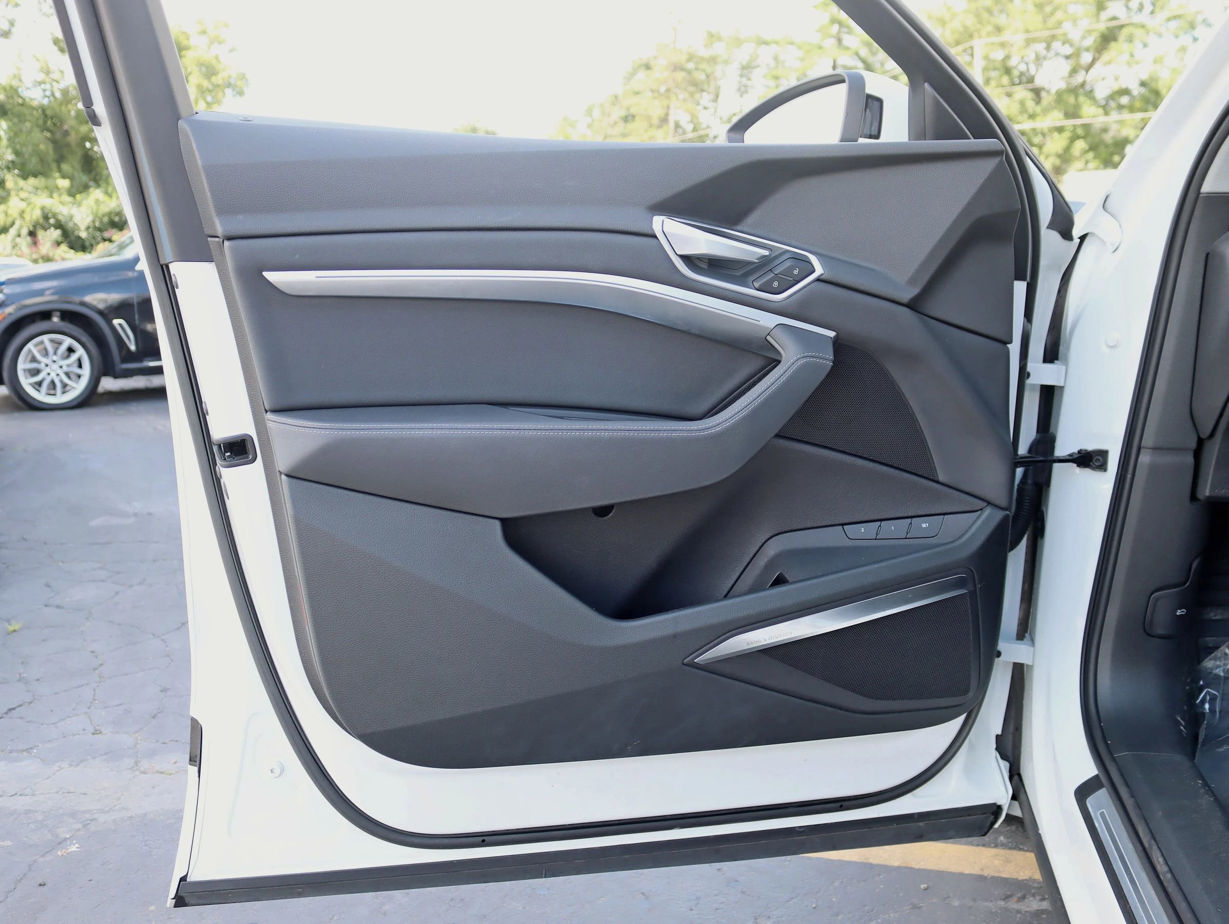 Used 2019 Audi e-tron Premium Plus image 35