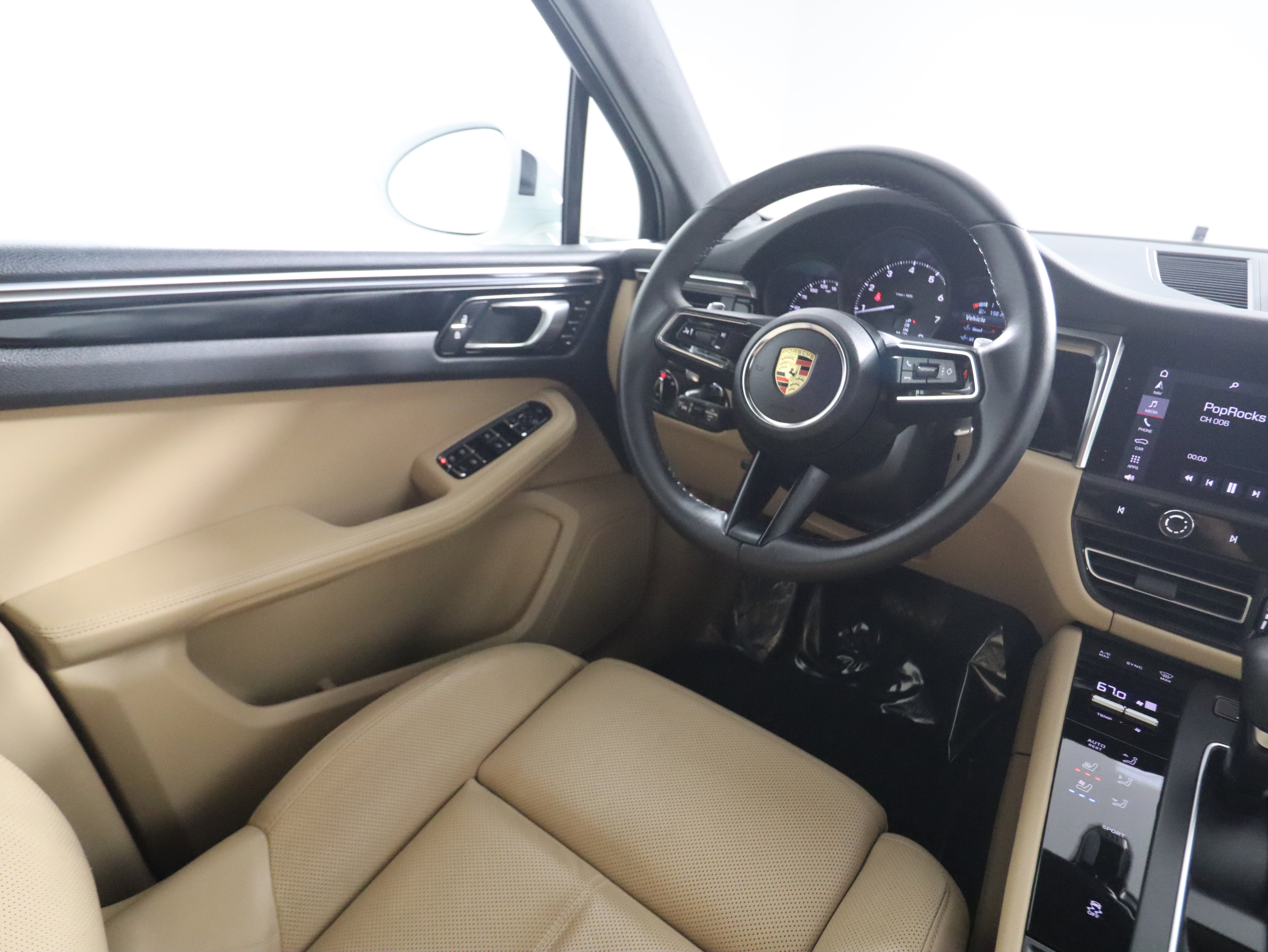 Certified 2023 Porsche Macan image 12