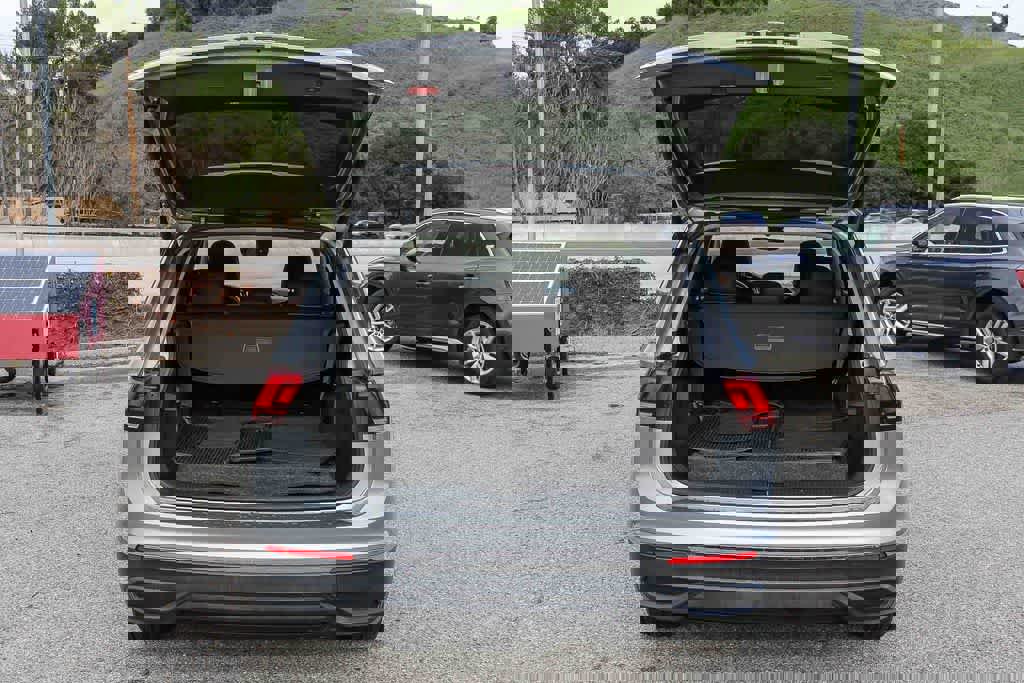 Used 2022 Volkswagen Tiguan SE w/ Panoramic Sunroof Package image 26