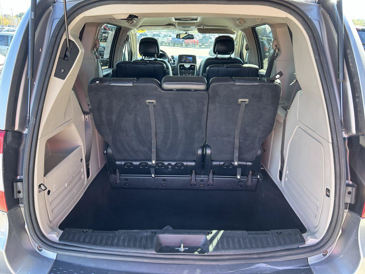 Used 2016 Chrysler Town & Country Touring FWD image 16