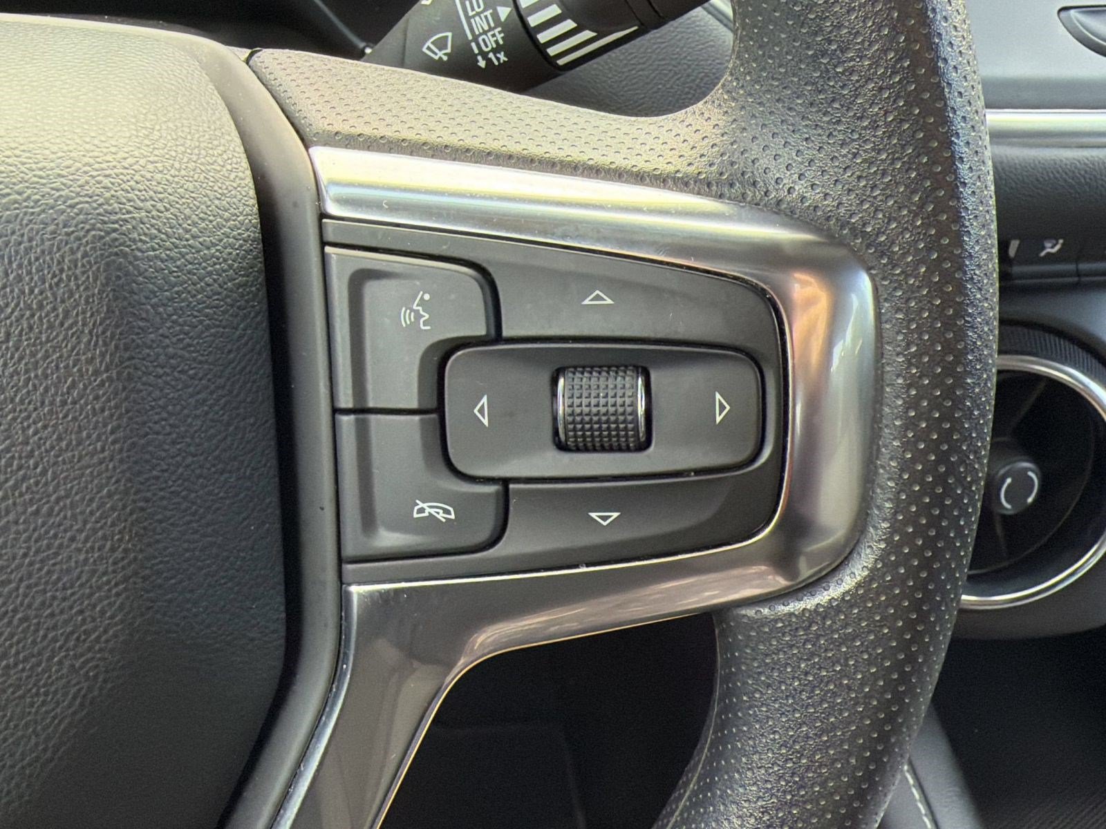 Used 2025 Chevrolet Blazer LT FWD image 18