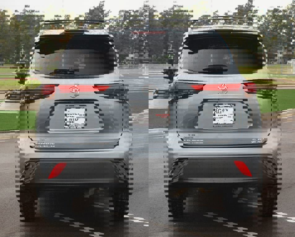 Used 2022 Toyota Highlander XLE image 3