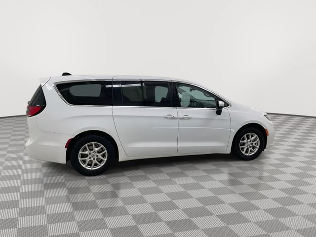 Used 2024 Chrysler Pacifica Touring-L FWD image 12