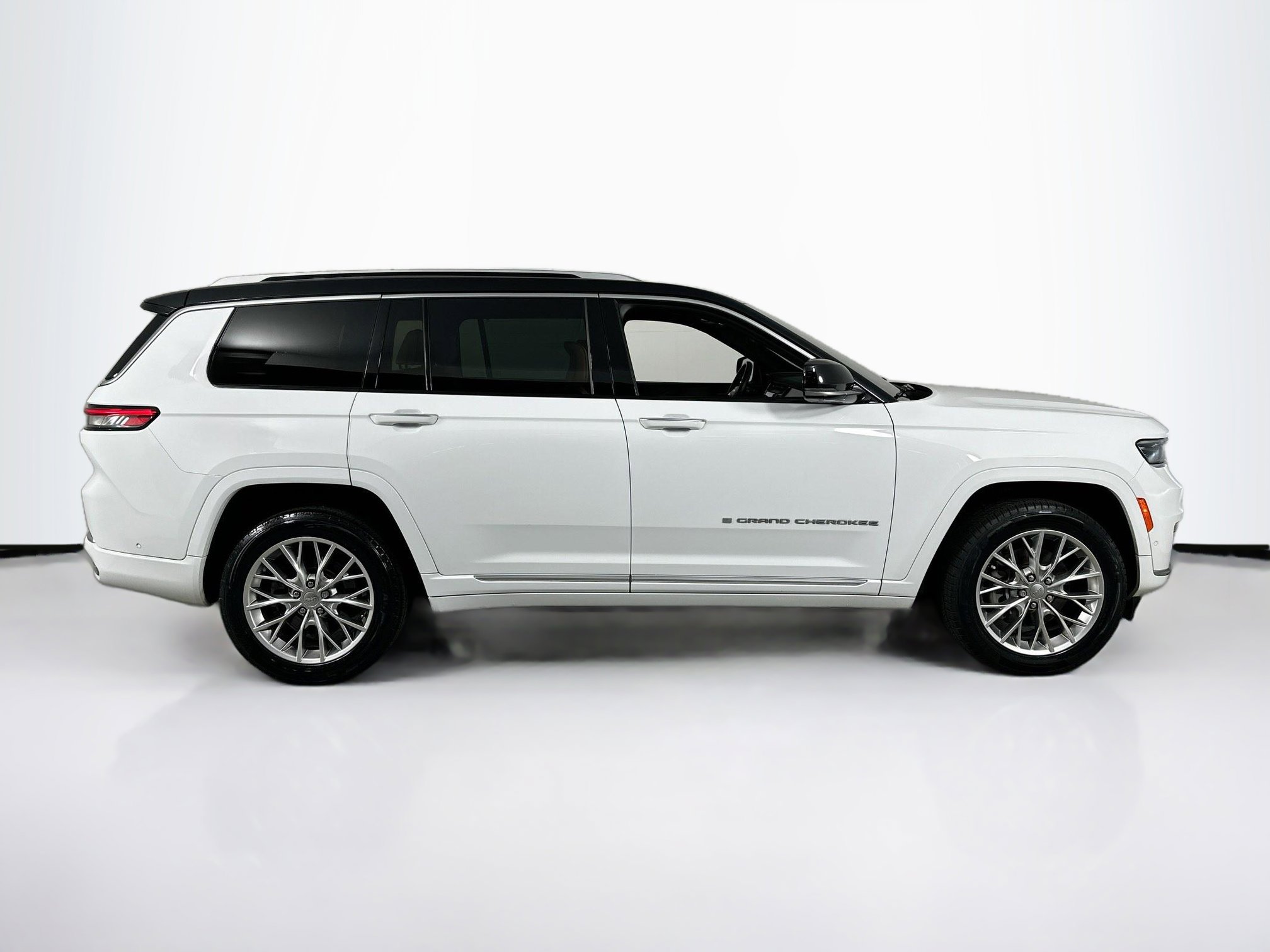 Used 2023 Jeep Grand Cherokee L Summit w/ Advanced Protech Group IV image 4
