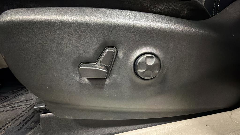 Used 2023 Chrysler Pacifica Touring-L image 15