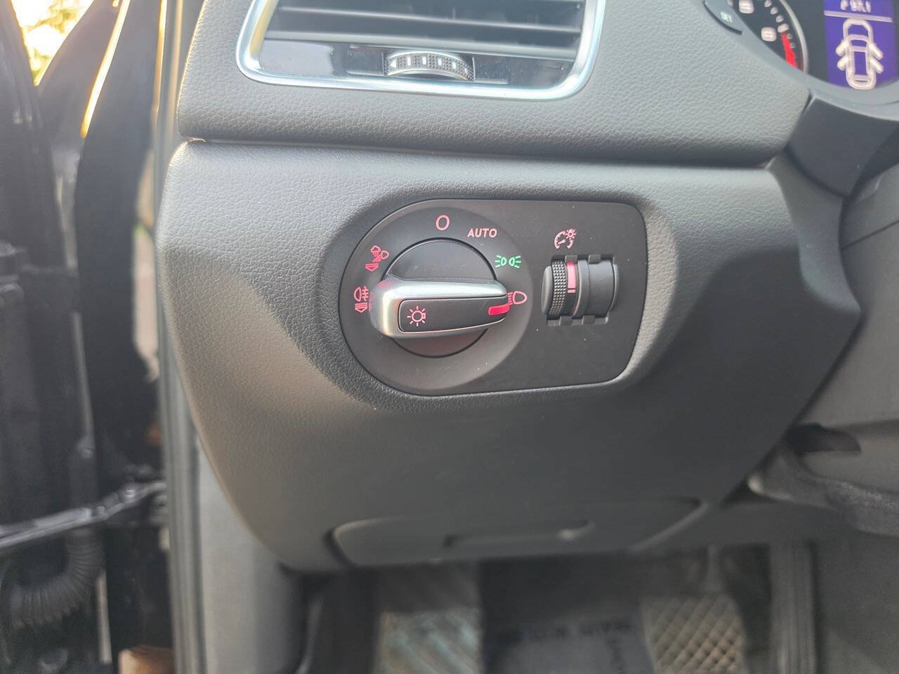 Used 2018 Audi Q3 2.0T Premium FWD image 45