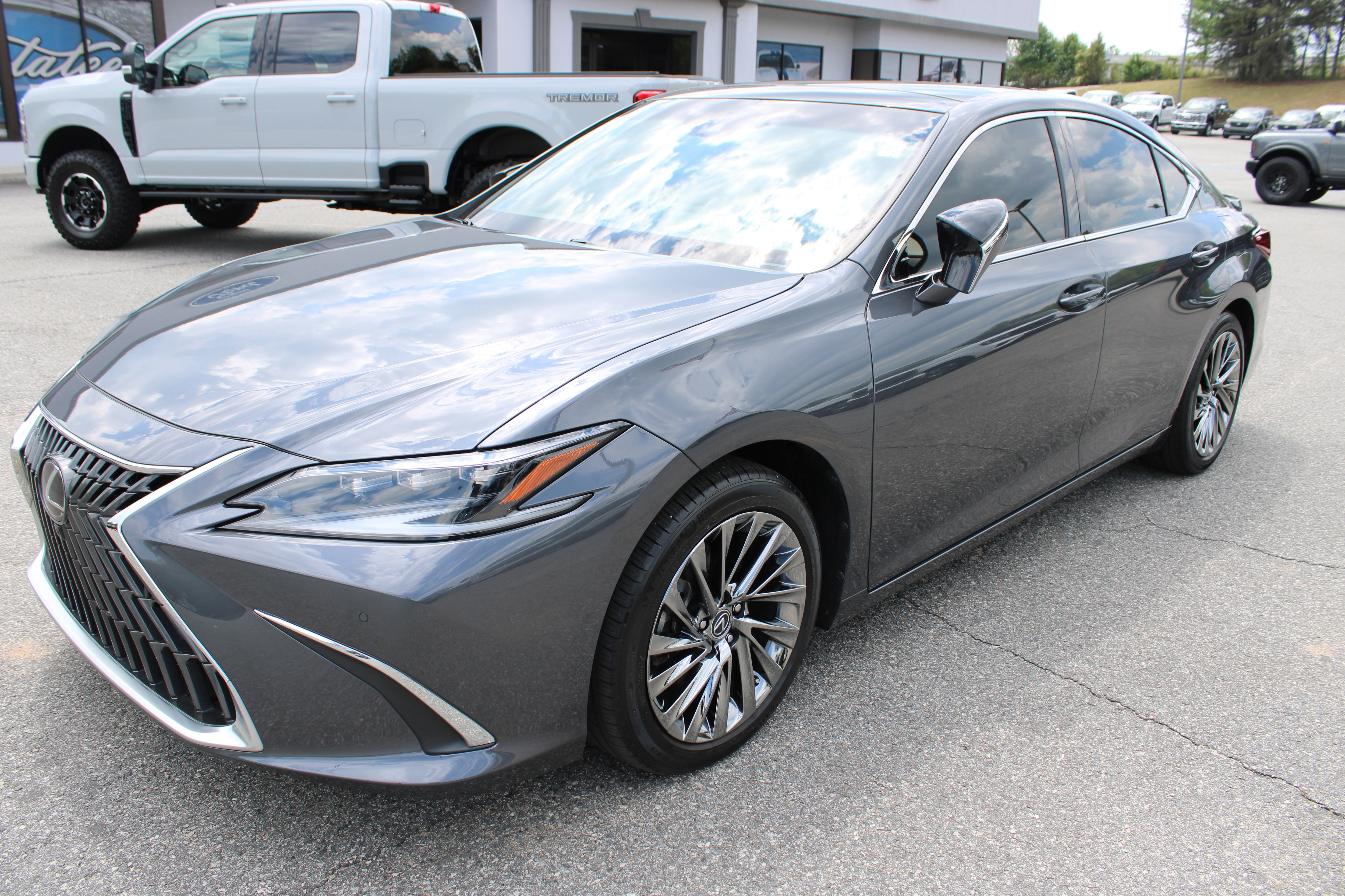 Used 2024 Lexus ES 350 Ultra Luxury FWD image 2