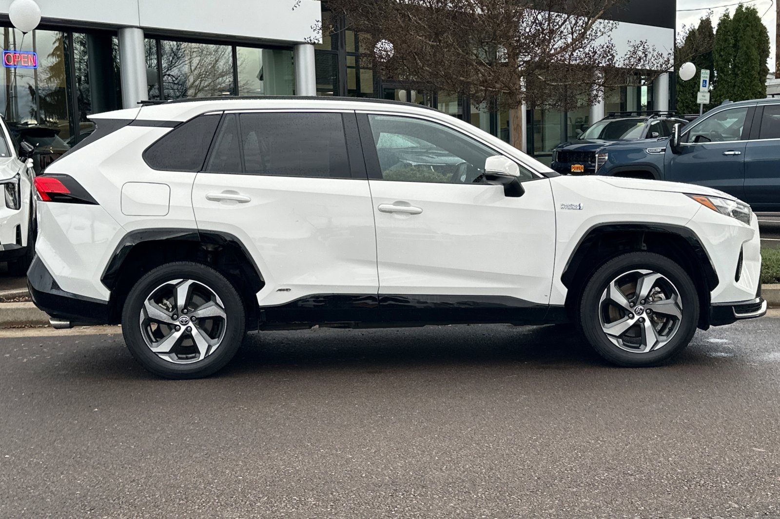 Used 2023 Toyota RAV4 SE w/ Weather & Moonroof Package image 3