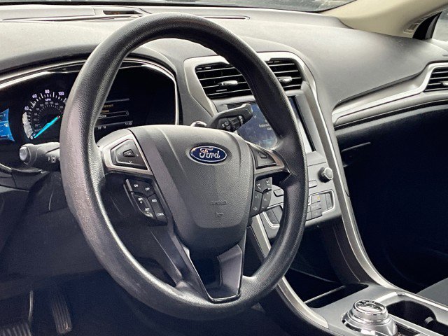 Used 2020 Ford Fusion SE image 2