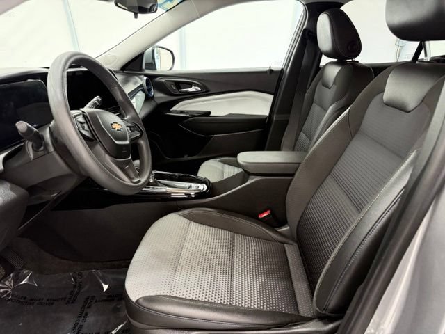 Used 2025 Chevrolet Trax LT FWD image 11