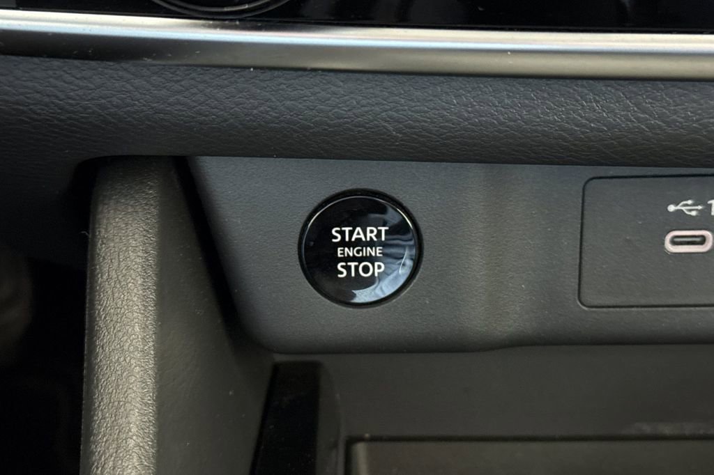 Used 2025 Nissan Rogue S AWD/4WD image 31