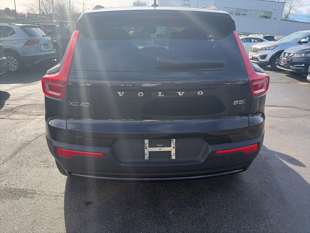 Used 2025 Volvo XC40 B5 Plus image 5