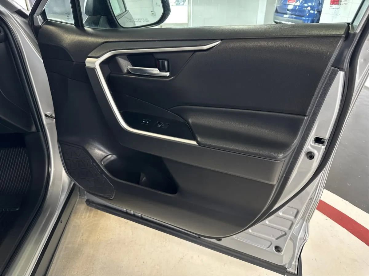 Used 2022 Toyota RAV4 XLE image 25