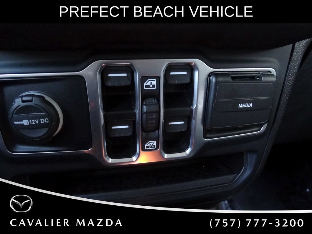 Used 2025 Jeep Wrangler Unlimited Sahara AWD/4WD image 31