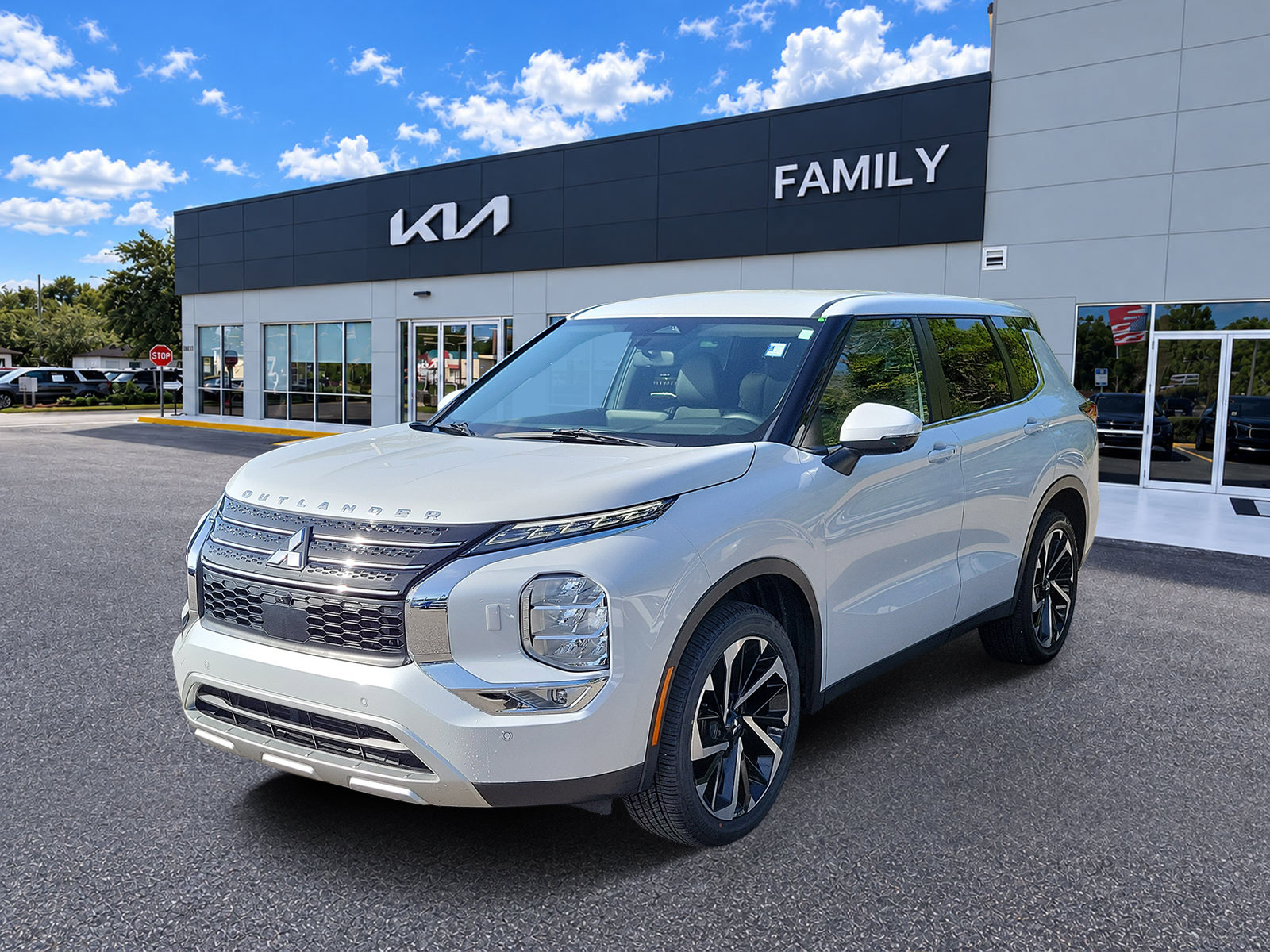 Used 2023 Mitsubishi Outlander SE AWD/4WD image 3