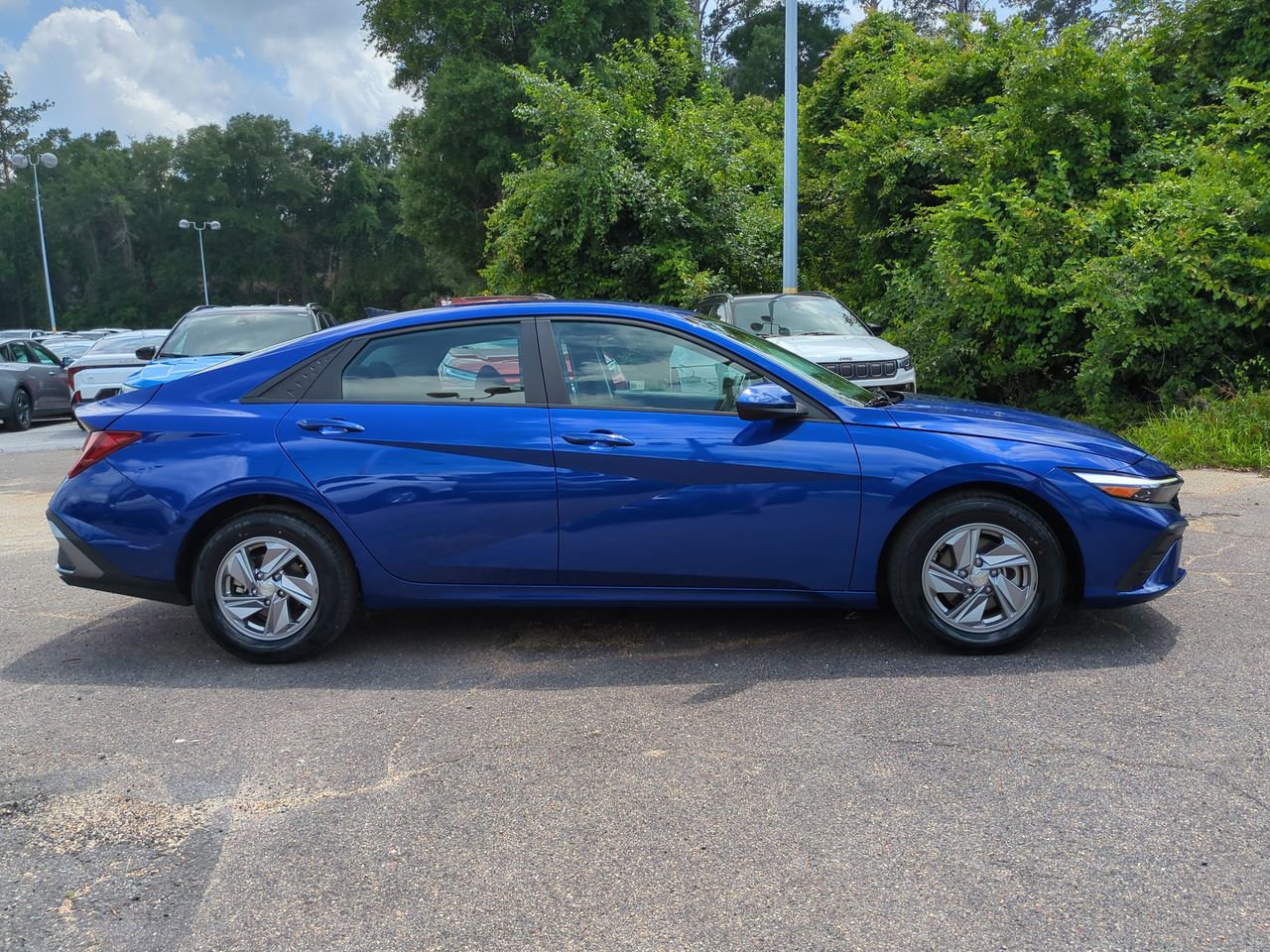 Used 2025 Hyundai Elantra SE w/ Cargo Package FWD image 4