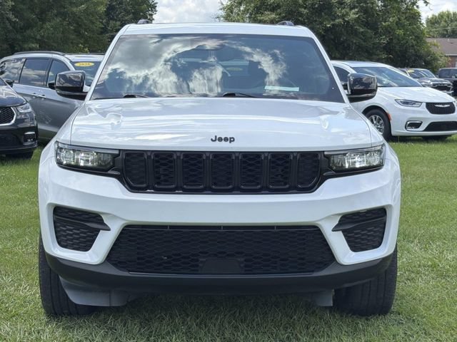 Used 2023 Jeep Grand Cherokee Altitude AWD/4WD image 3
