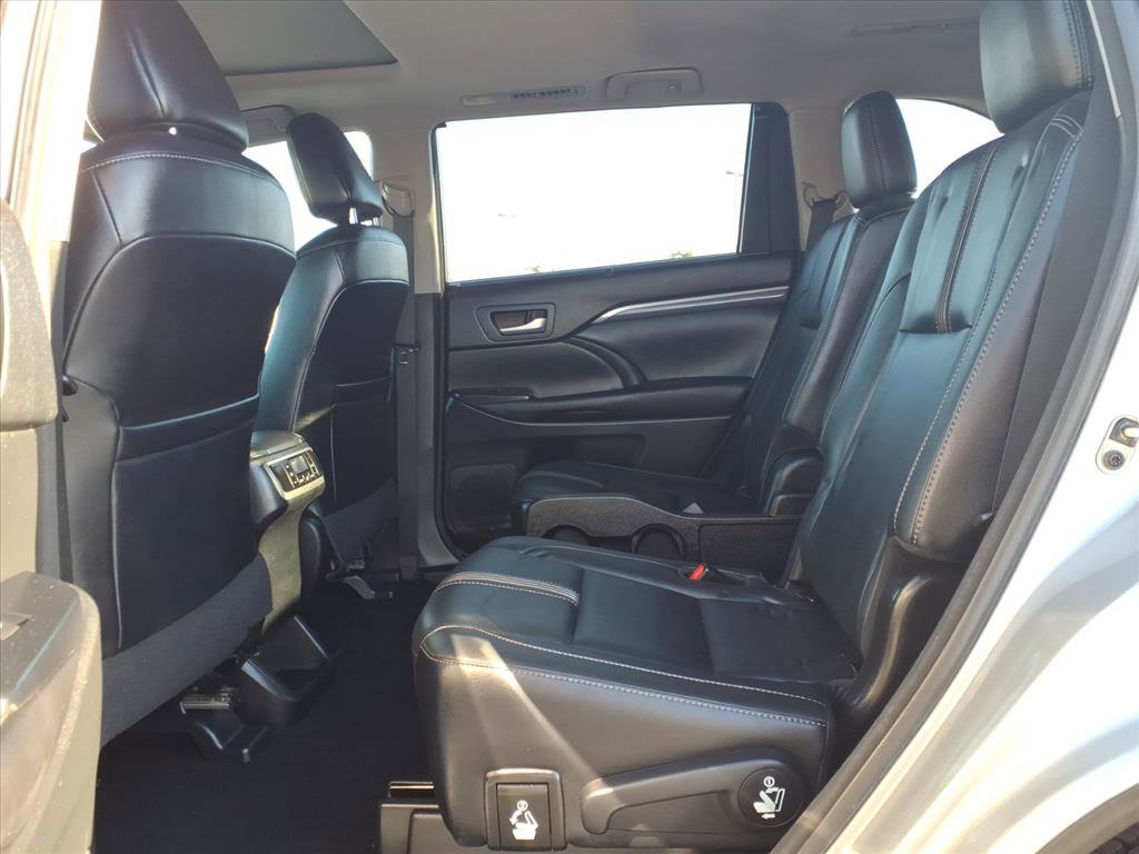 Used 2017 Toyota Highlander SE image 14