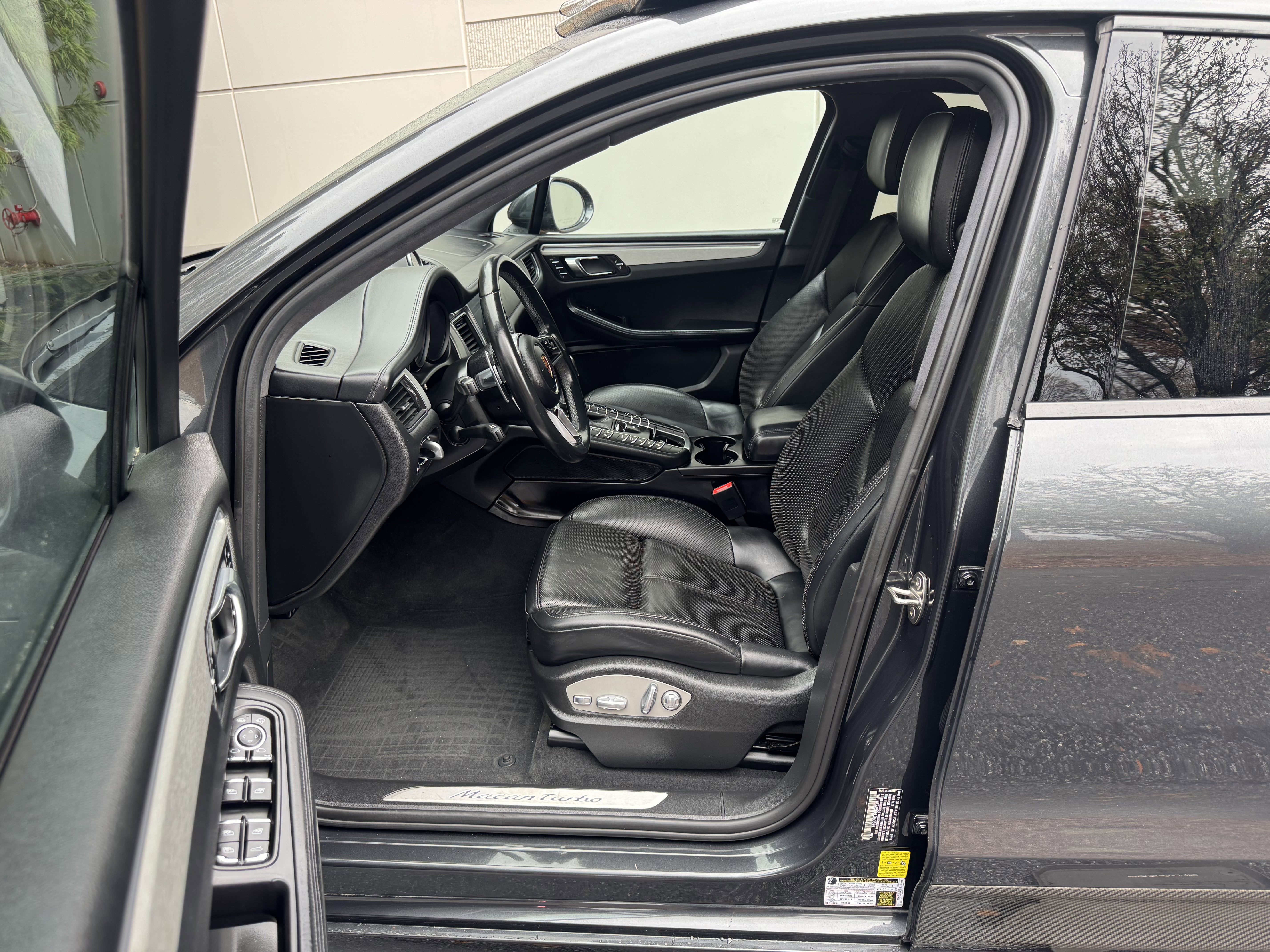 Used 2017 Porsche Macan Turbo image 35