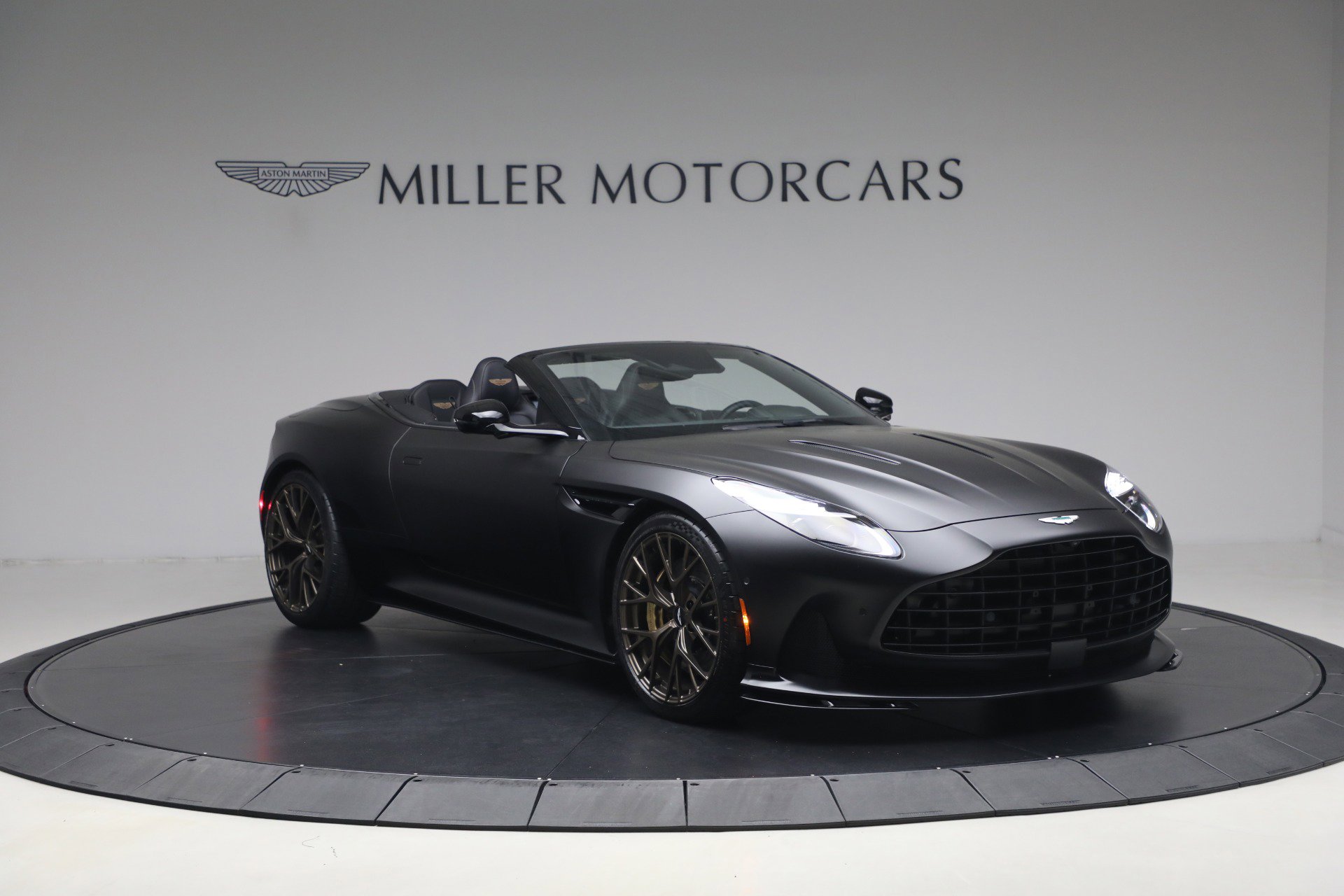Used 2024 Aston Martin DB12 Convertible RWD image 12